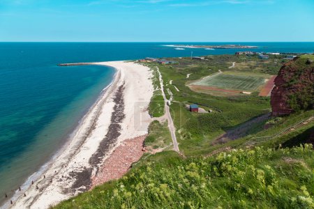 Vista de la playa norte y el campo de fútbol en la isla de Heligoland. Mar del Norte, Alemania.