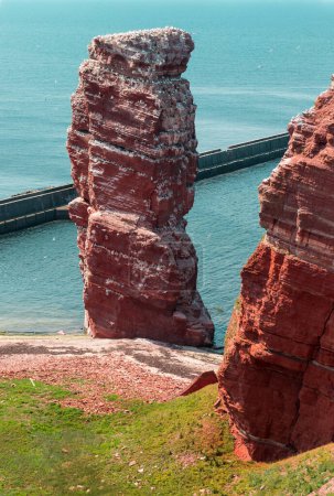 Long Anna, ein berühmter roter Felsen auf der Insel Helgoland. Helgoland ist ein Naturschutzgebiet, liegt mitten in der Nordsee und gehört zu Deutschland.