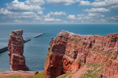 Long Anna, ein berühmter roter Felsen auf der Insel Helgoland. Nordsee, Deutschland.