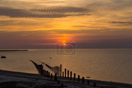 Foto de Hermosa puesta de sol sobre el Mar del Norte en la isla Heligoland. Mar del Norte. Alemania. - Imagen libre de derechos