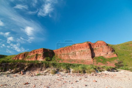 Foto de Acantilados rojos y formación de rocas en la playa norte de la isla de Heligoland. Mar del Norte. Alemania. - Imagen libre de derechos