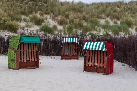 Sillas de playa en la playa de la isla de Heligoland. Mar del Norte. Alemania.