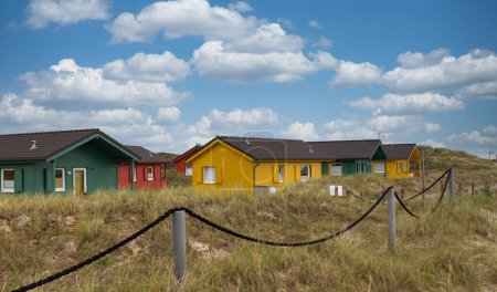 Foto de Hermosas y coloridas casas de madera en la playa de la isla Heligoland - Duna. Mar del Norte. Alemania. - Imagen libre de derechos