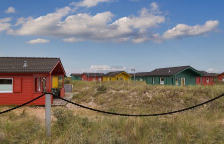 Schöne und farbenfrohe Holzhäuser am Strand der Insel Helgoland - Düne. Nordsee. Deutschland.