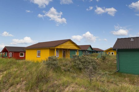 Schöne und farbenfrohe Holzhäuser am Strand der Insel Helgoland - Düne. Nordsee. Deutschland.
