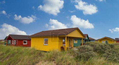 Foto de Hermosas y coloridas casas de madera en la playa de la isla Heligoland - Duna. Mar del Norte. Alemania. - Imagen libre de derechos
