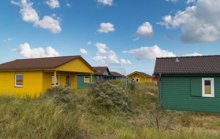 Téléchargez les photos : Belles et colorées maisons en bois sur la plage de l'île Heligoland - Dune. Mer du Nord. Allemagne. - en image libre de droit