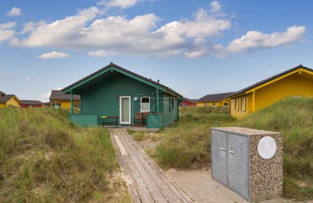 Schöne und farbenfrohe Holzhäuser am Strand der Insel Helgoland - Düne. Nordsee-Deutschland.