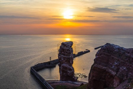 Schöner Sonnenuntergang über der Nordsee und dem berühmten Felsen Long Anna auf der Insel Helgoland.