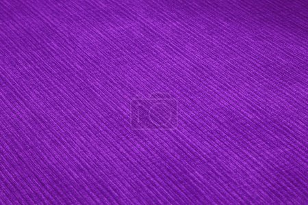 Tejido de muebles de pana texturizada en colores púrpura de cerca
