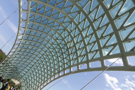 Téléchargez les photos : Tbilissi, poutres design déformées du spectaculaire pont de la Paix en Géorgie - en image libre de droit