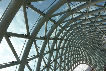 Téléchargez les photos : Tbilissi, poutres design déformées du spectaculaire pont de la Paix en Géorgie - en image libre de droit