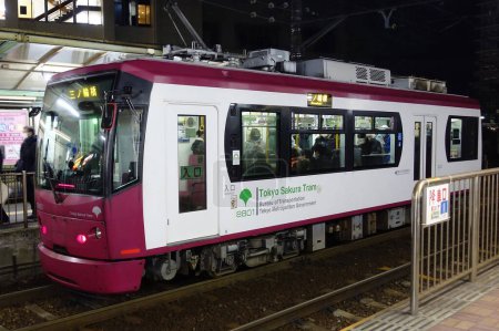 Téléchargez les photos : 15 février 2023, Tokyo, Japon, tram coloré circulant entre Shitamachi près de la gare et Waseda Minowa - en image libre de droit