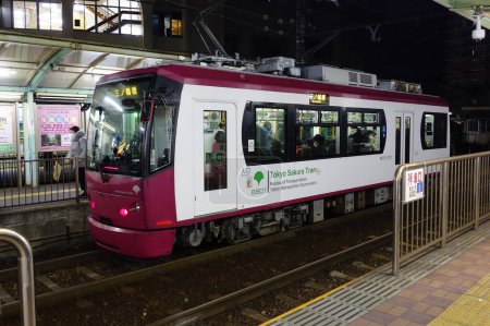 Téléchargez les photos : 15 février 2023, Tokyo, Japon, tram coloré circulant entre Shitamachi près de la gare et Waseda Minowa - en image libre de droit