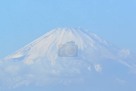   Mont Fuji, célèbre monument du Japon, vue de la côte de la ville de Fujisawa                            