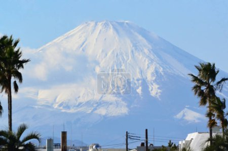   Mont Fuji, célèbre monument du Japon, vue de la côte de la ville de Fujisawa                            