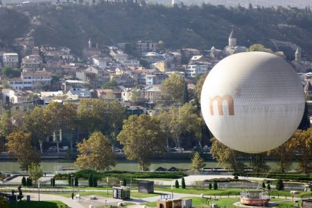 11 / 06 / 2023, Georgia Tbilisi Georgia, Tbilisi lina balon mechaniczny, operacja balonowa zarządzana przez park                               