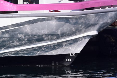 La pointe d'un bateau touristique amarré et amarré sur l'eau de mer