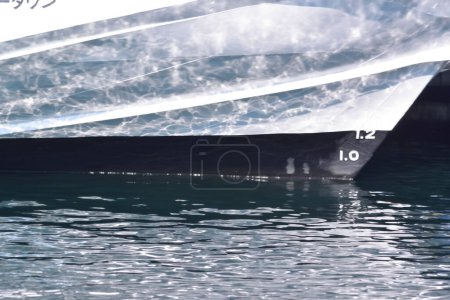 Die Spitze eines Ausflugsbootes, das im Meerwasser festgemacht hat