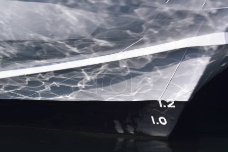 Die Spitze eines Ausflugsbootes, das im Meerwasser festgemacht hat