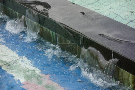 Wasserfluss in unterschiedlichen Höhen auf dem Brunnenplatz im Stadtpark