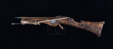 Téléchargez les photos : Ancient crossbow isolated on black background - en image libre de droit