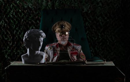 Téléchargez les photos : Dictator at a military table - en image libre de droit