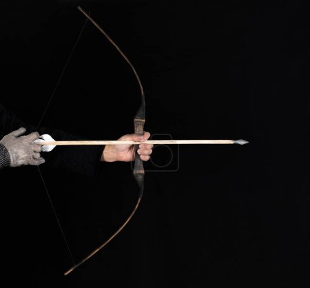 Téléchargez les photos : Wooden hunting bow on a black background - en image libre de droit
