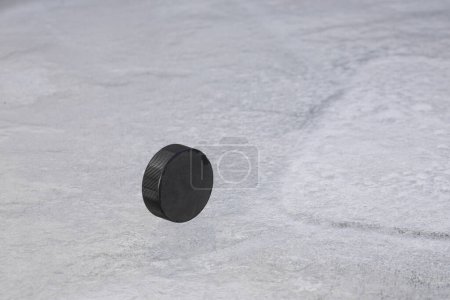 Foto de Negro disco de hockey sobre hielo - Imagen libre de derechos