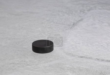 Foto de Negro disco de hockey sobre hielo - Imagen libre de derechos