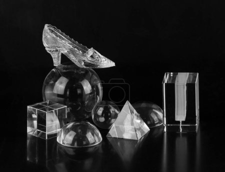Foto de Zapatilla de cristal sobre fondo negro - Imagen libre de derechos