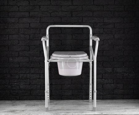 Téléchargez les photos : Chaise de toilette pour la réhabilitation des personnes âgées - en image libre de droit