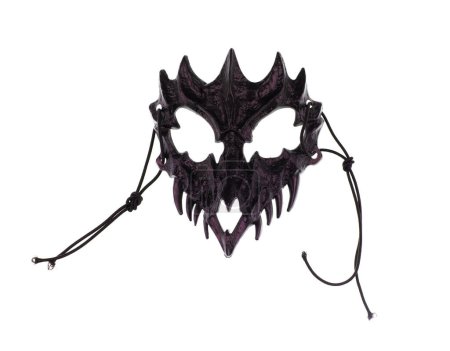 schwarze gruselige Fantasie-Maske mit isolierten Zähnen auf weißem Hintergrund