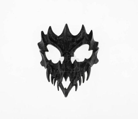 schwarze gruselige Fantasie-Maske mit isolierten Zähnen auf weißem Hintergrund
