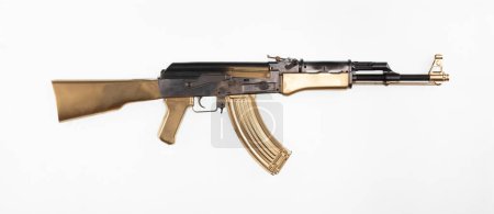 fusil de asalto Kalashnikov AK-47 dorado aislado sobre fondo blanco