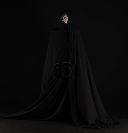 Téléchargez les photos : Moine en robe noire sur fond noir - en image libre de droit