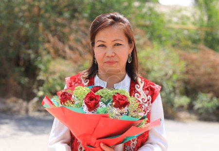 Téléchargez les photos : Femme kazakhe en vêtements nationaux - en image libre de droit