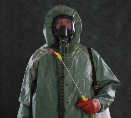 Téléchargez les photos : Homme en salopette anti-chimique verte - en image libre de droit