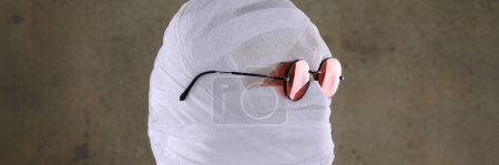 Téléchargez les photos : Portrait d'un homme invisible avec une tête bandée - en image libre de droit