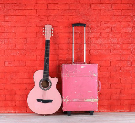 Téléchargez les photos : Guitare rose et valise de voyage vintage rose - en image libre de droit
