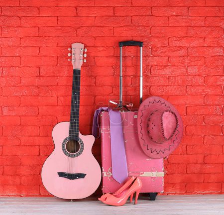 Téléchargez les photos : Guitare rose et valise de voyage vintage rose - en image libre de droit