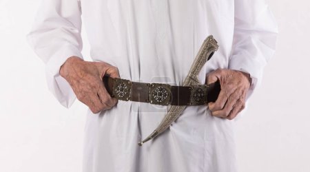 Téléchargez les photos : Poignard arabe sur une ceinture - en image libre de droit