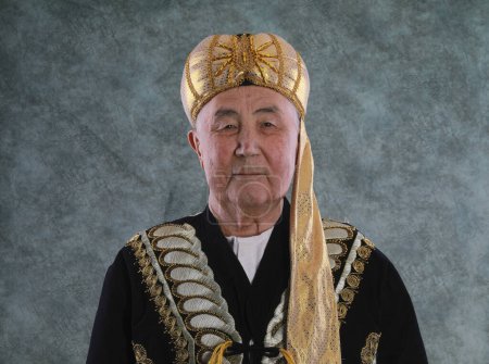 Téléchargez les photos : Portrait d'un vieux kazakh en vêtements kazakh nationaux - en image libre de droit