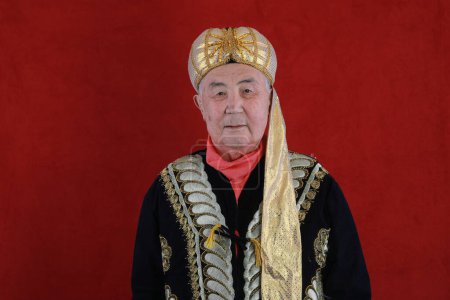 Téléchargez les photos : Portrait d'un vieux kazakh en vêtements kazakh nationaux - en image libre de droit