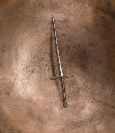 épée de chevalier isolé sur fond métallique