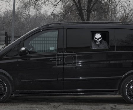 el criminal en la máscara en el coche