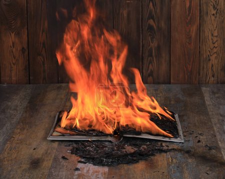 livre brûlant magique sur les flammes du feu