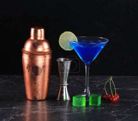 blauer Curaçao-Cocktail auf schwarzem Hintergrund