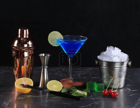 blauer Curaçao-Cocktail auf schwarzem Hintergrund