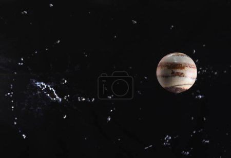 Planet Jupiter am schwarzen Sternenhimmel